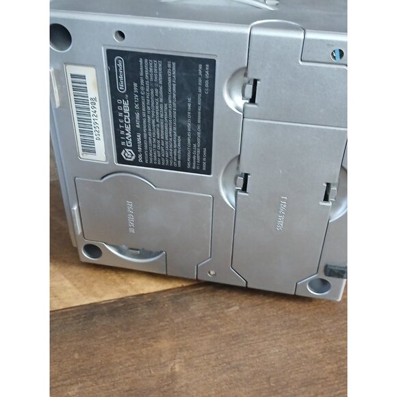 Nintendo GameCube Platinum Silver Console - W/ Cables, Controller & Memory Card - Picture 9 of 10